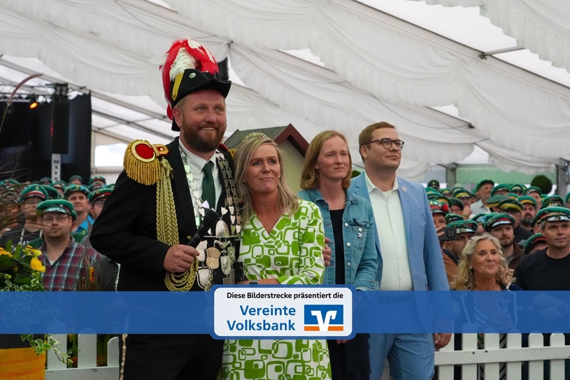 Gemeinsam eröffneten die amtierenden Majestäten und Oberbürgermeister Matthias Buschfeld das Kirchhellener Schützen- und Brezelfest.