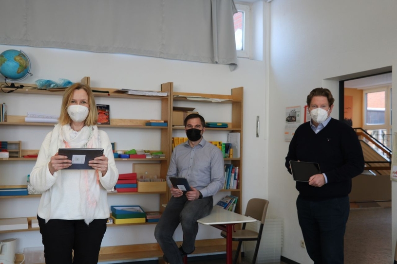 Das Vestische Gymnasium in Kirchhellen hat vom Förderverein iPads im Rahmen der Digitalisierung und zum Ausbau des Distanzunterrichtes gespendet bekommen.