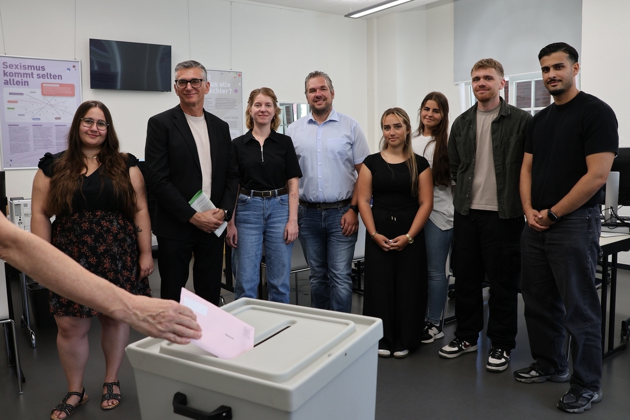 Das Wahlamt, der erste Beigeordnete sowie Auszubildende der Stadt eröffneten am Montag (11.8.) die Briefwahlstelle im Rathaus der Stadt Bottrop.