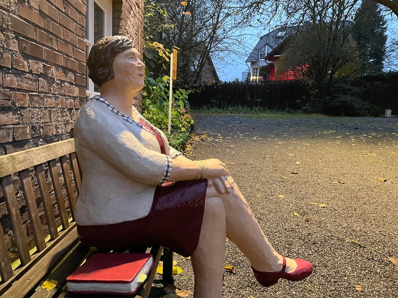 Alltagsmensch Else hat einen festen Wohnsitz am Hof Jünger, während die Wanderausstellung 2030 nur für rund 3 Monate in Kirchhellen verweilen wird.