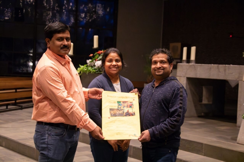 Der Leiter der Familia India Pradip Mandal (l.) sowie Chorleiter Christoph Wagener und seine Frau wollen mit dem Konzert ein Zeichen für Nächstenliebe setzen.