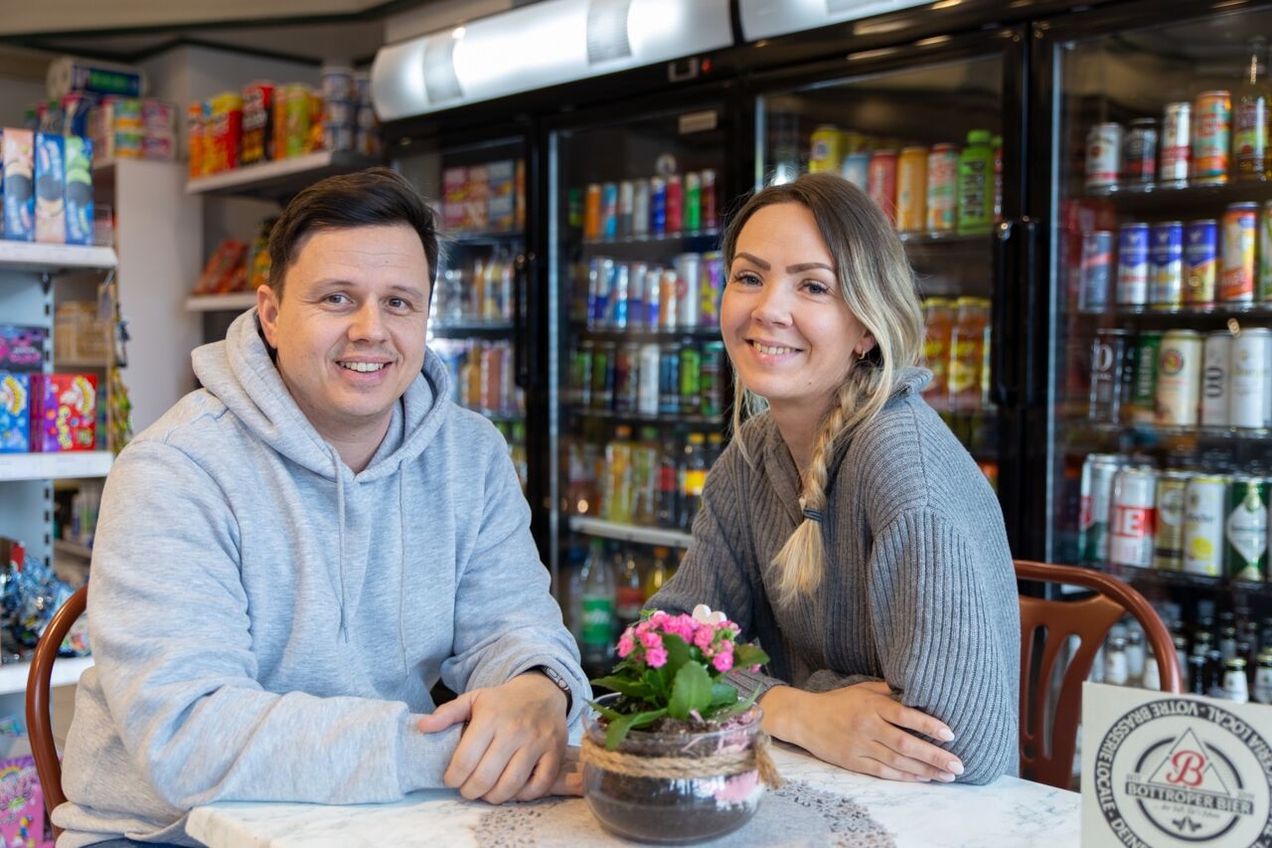 Timo Schubert kümmert sich um das „Bürokratische“, während seine Partnerin Lisa Vervuurt den „Laden schmeißt“.