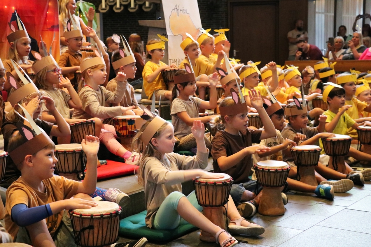 Auf den Spuren Afrikas begaben sich die Grafenwälder Grundschüler eine Woche lang mit ihren Trommeln in das Fantasieland Tamborena.