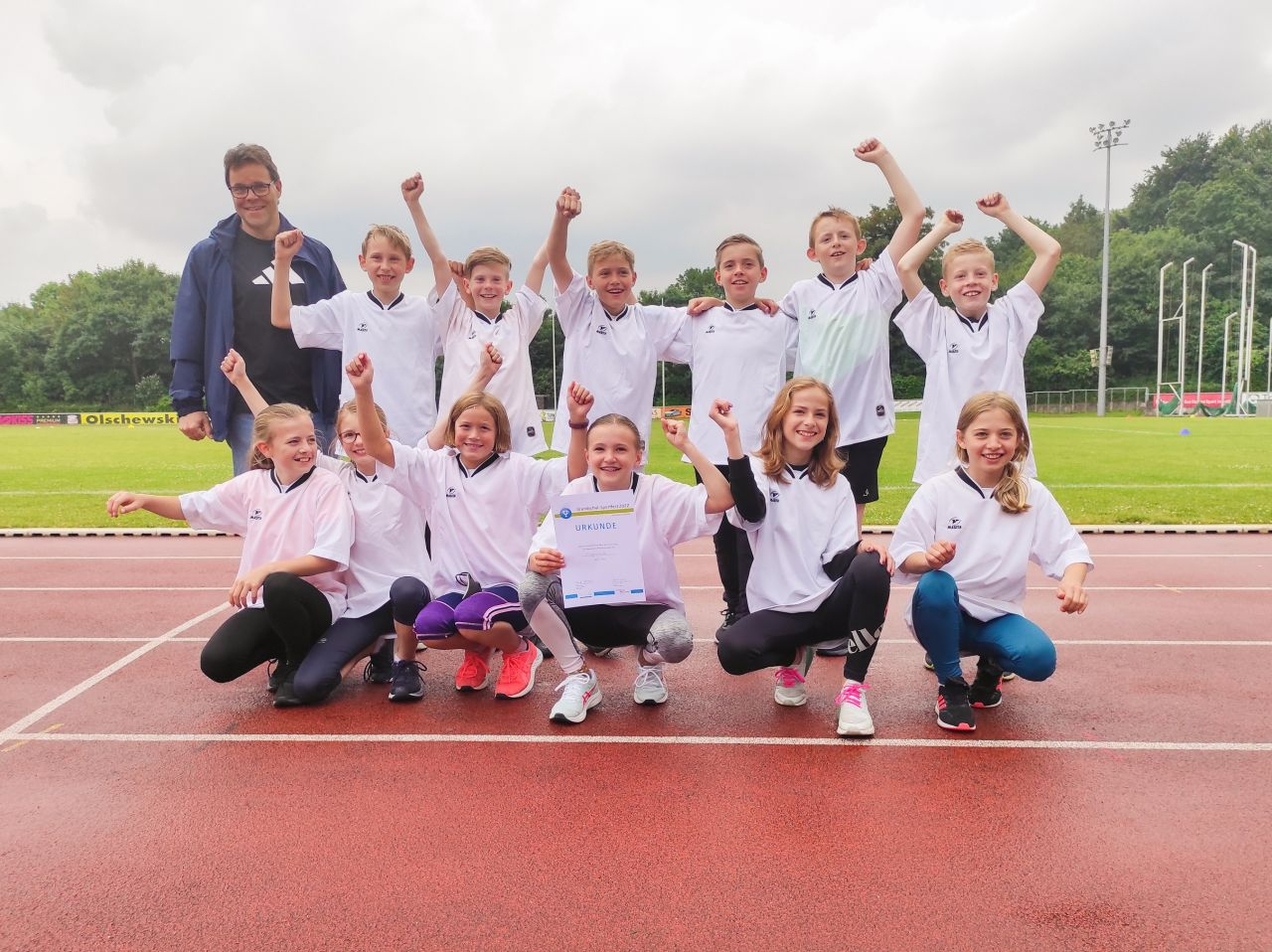 Schulleiter Gregor Fontein hat mit seinem Team der Gregorschule den ersten Platz bei der Stadtmeisterschaft belegt.