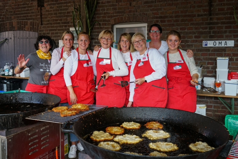 Die Reibekuchen sind heiß begehrt und sorgen für lange Warteschlangen auf dem Kartoffelfest.