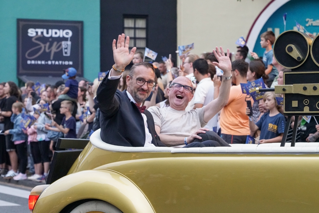 Geschäftsführer Thorsten Backhaus (l.) und sein Vorgänger Wouter Dekkers fuhren im goldenen Cabriolet in der Jubiläumsparade mit.