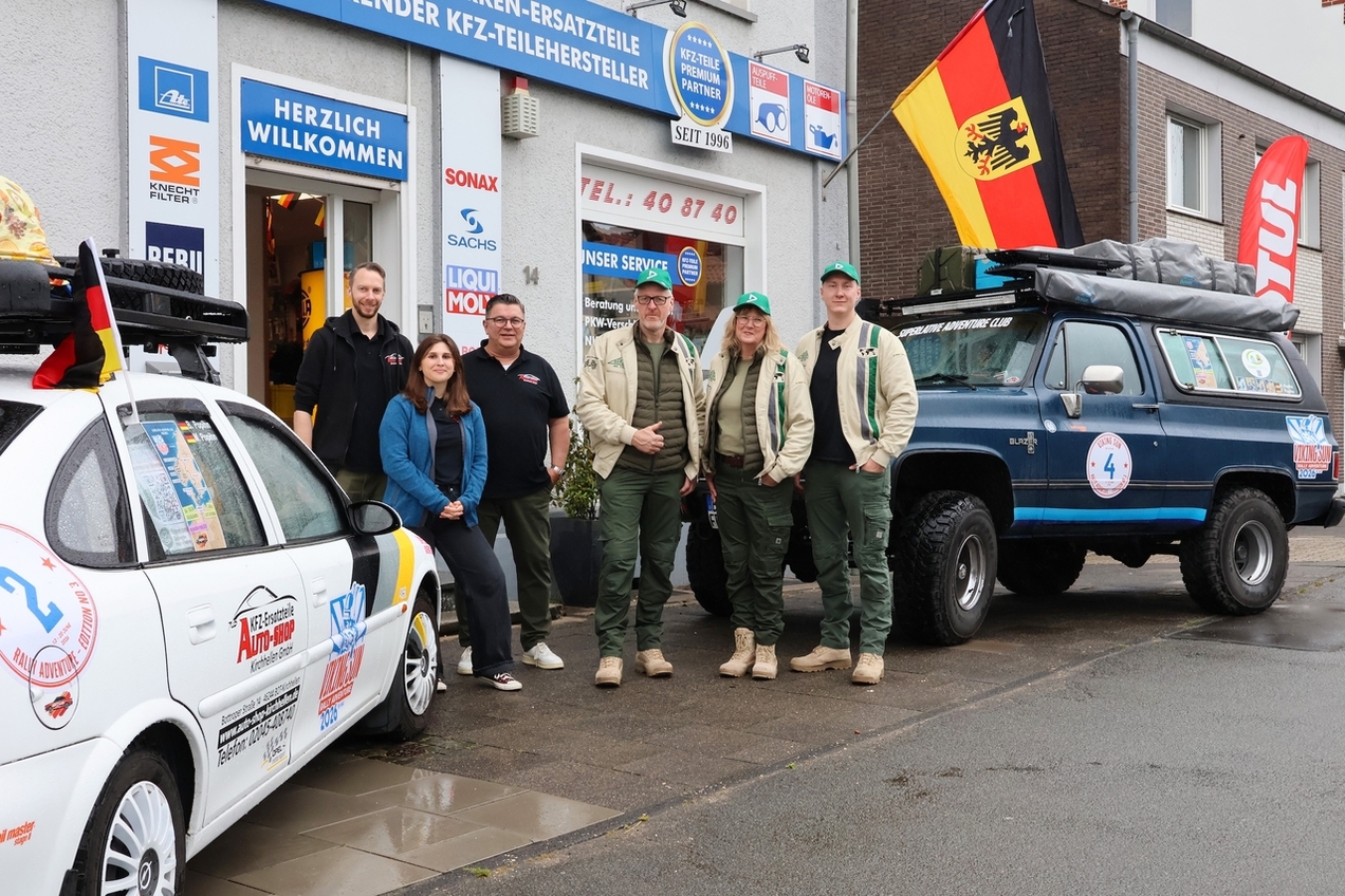 Die Familie Popihn besucht das Team des Kirchhellener Auto-Shops kurz vor der Abreise nach Hamburg.