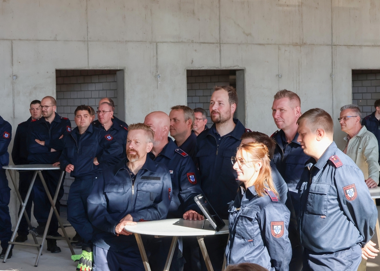 Vertreter der Freiwilligen und Berufs-Feuerwehr beim Richtfest der neuen Feuerwache in Kirchhellen.