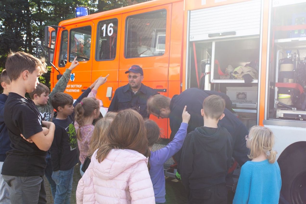 Die Kinder konnten der Freiwilligen Feuerwehr viele Fragen stellen. Einige kleine Feuerwehrfans glänzten schon mit ihrem Wissen.