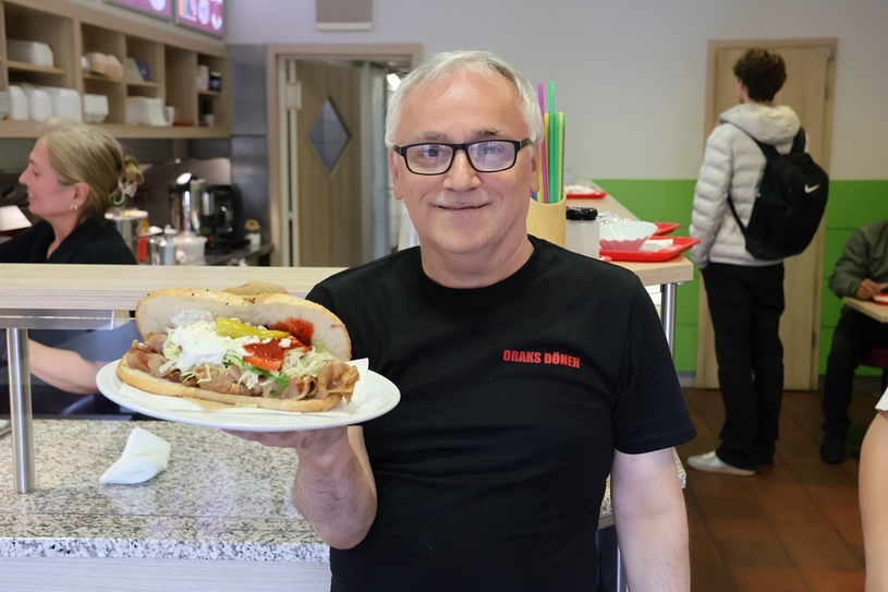 Sendogan Orak leitet seit 1989 Döner Imbisse, seine erste Eröffnung war in Oberhausen Osterfeld, jetzt möchte er die Kirchhellener für sich gewinnen.