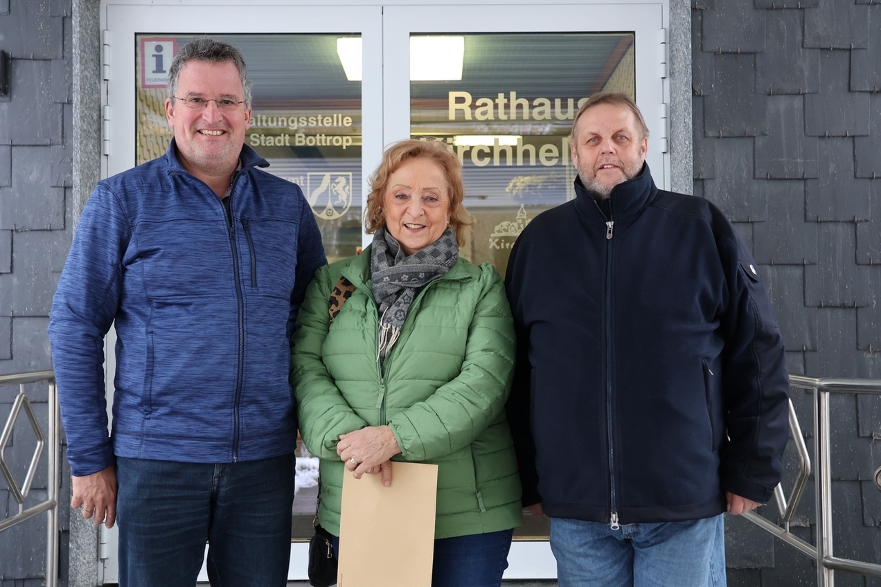 Magnus Thesing (l.), Leiter der Bezirksverwaltungsstelle, freut sich, Gabriele Brinkmann und Dieter Kontor einen Ort für die neue Beratungsstelle zur Verfügung stellen zu können.
