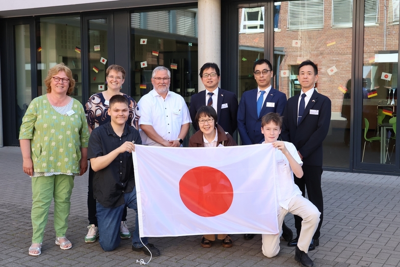 Schon zum zweiten Mal stattete eine japanische Delegation aus der Stadt Nobeoka der Sekundarschule einen Besuch ab, hier zu sehen mit einigen Lehrkräften und Schülern.