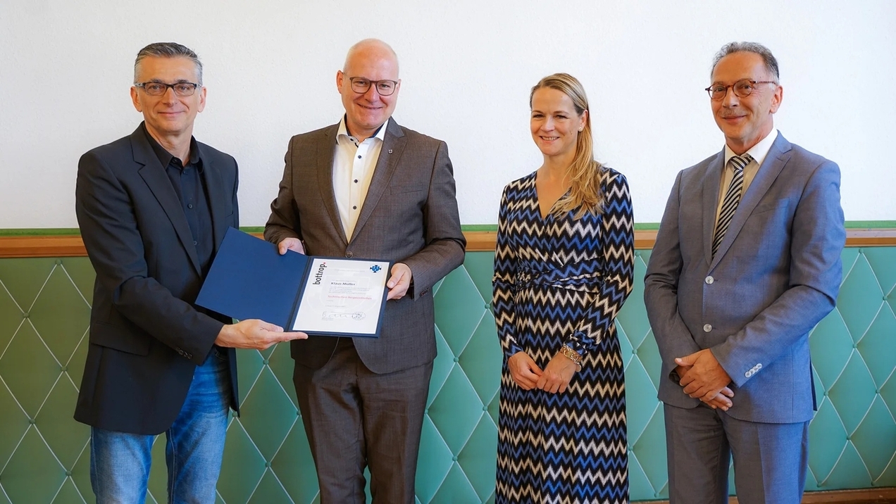Emilio Pintea übergibt neben Karen Alexius-Eifert und Jochen Brunnhofer eine Urkunde an Klaus Müller.