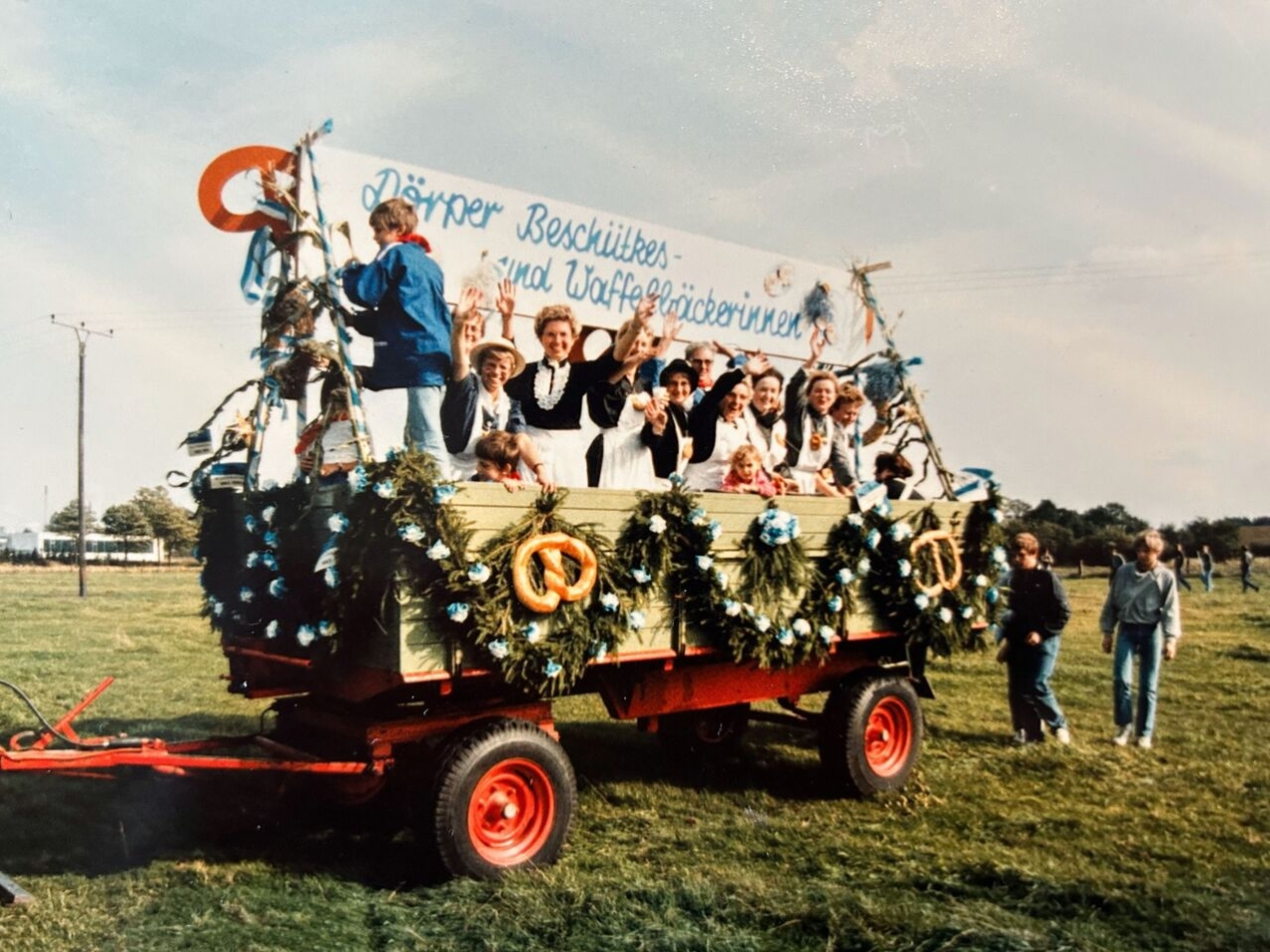 Beim Brezelfest vor 40 Jahren präsentierten sich die „Dörper Beschütkes und Waffelbäckerinnen“ zum ersten Mal.