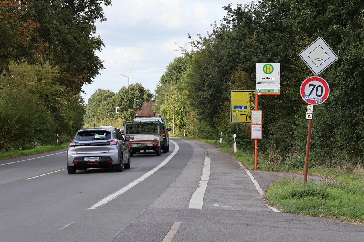 An der Dorstener Straße soll der Verkehr zukünftig langsamer fahren, um beispielsweise Fußgänger an der Bushaltestelle Im Kamp zu schützen.