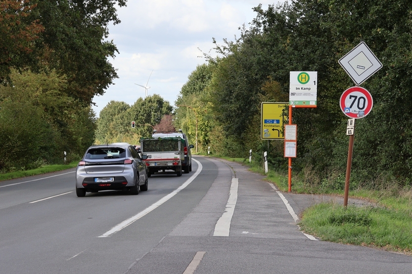 An der Dorstener Straße soll der Verkehr zukünftig langsamer fahren, um beispielsweise Fußgänger an der Bushaltestelle Im Kamp zu schützen.