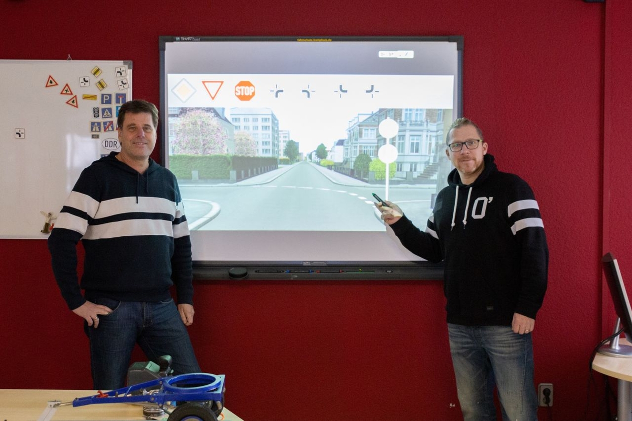 Fahrschulinhaber Bernd Kamphuis und Fahrlehrer Christian sind froh, dass zumindest die Theoriestunden wieder mit geringen Einschränkungen stattfinden können.