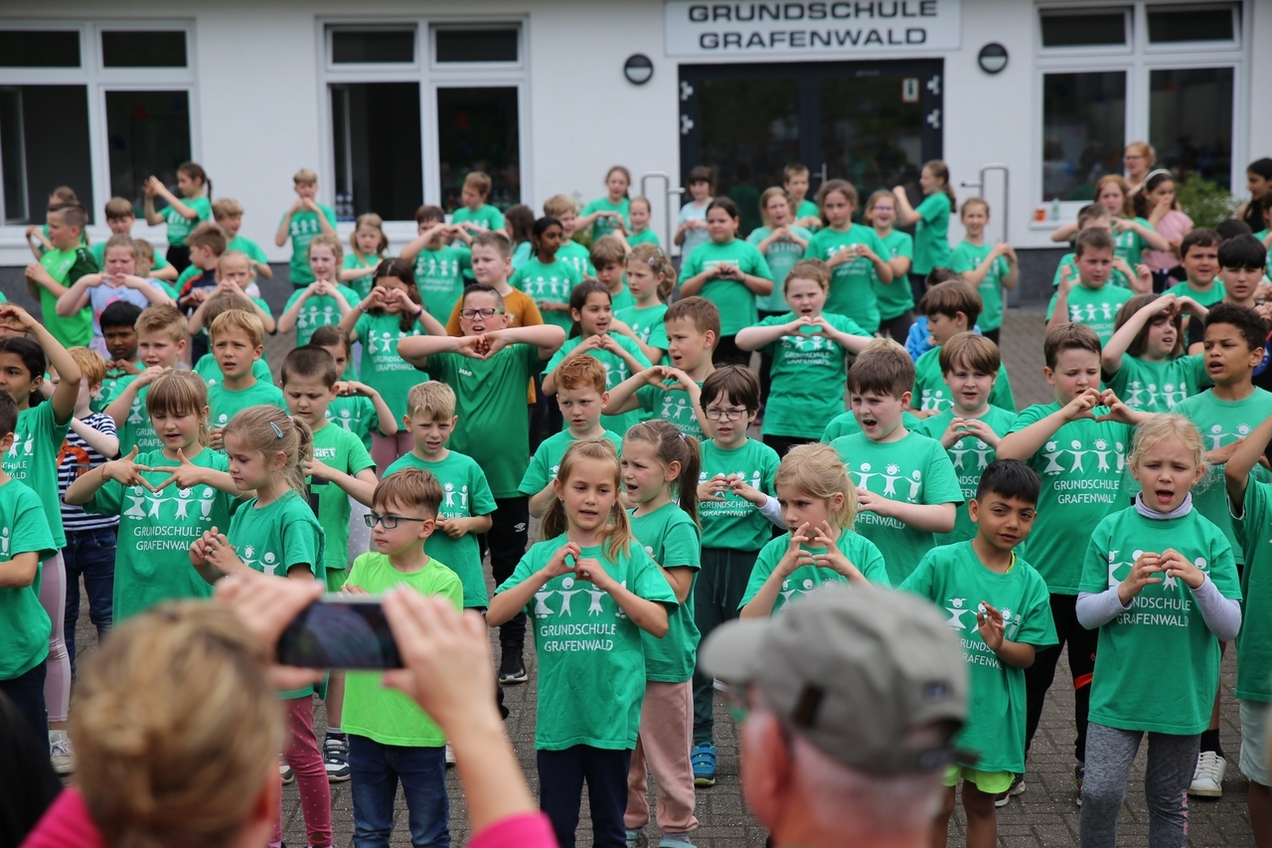 Schülerinnen und Schüler der Grundschule führen ihren Schultanz auf.