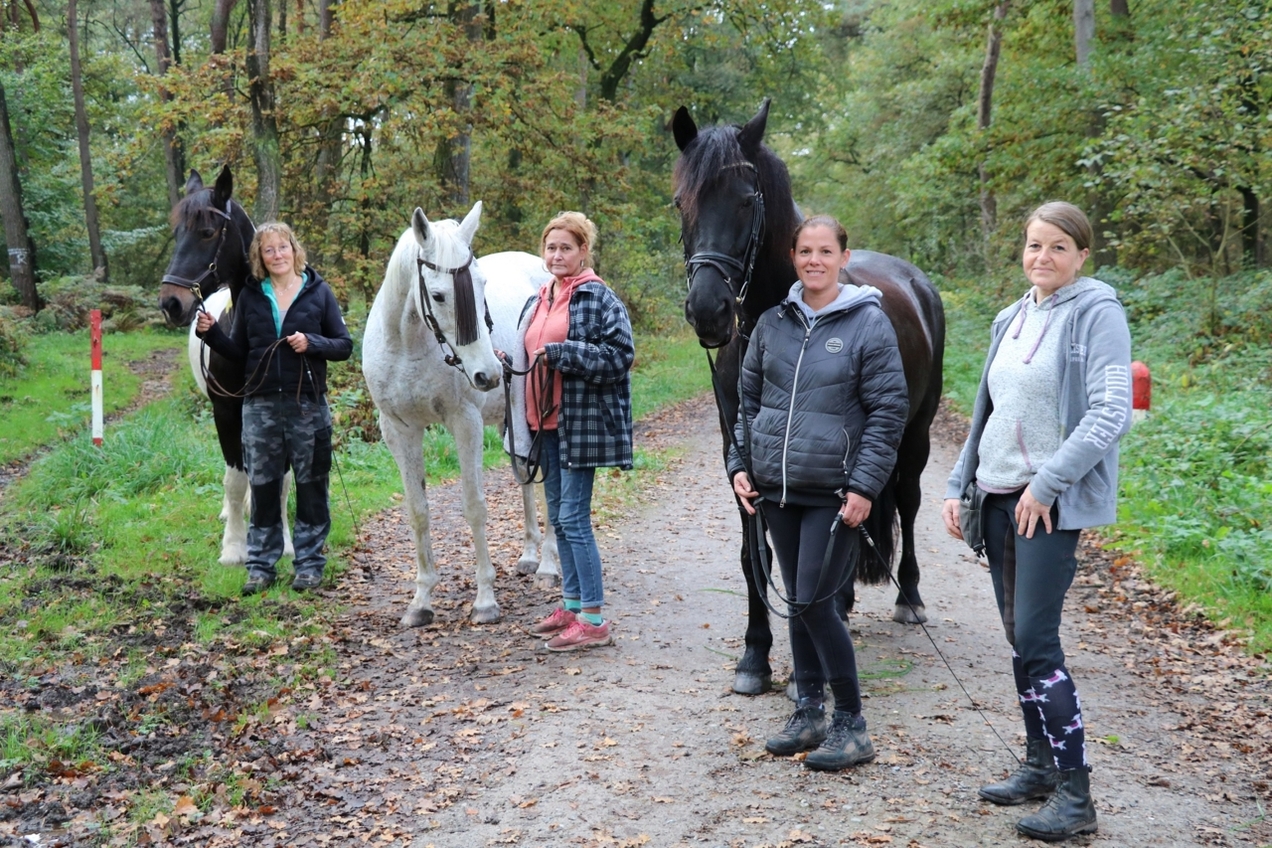 (v.l.n.r.) Tanja Janes, Petra Belke, Mareike Nagel und Milena Gildenstern haben sich an einem Reitweg in der Kirchheller Heide zusammengefunden, um auf die schlechten Zustände hinzuweisen.