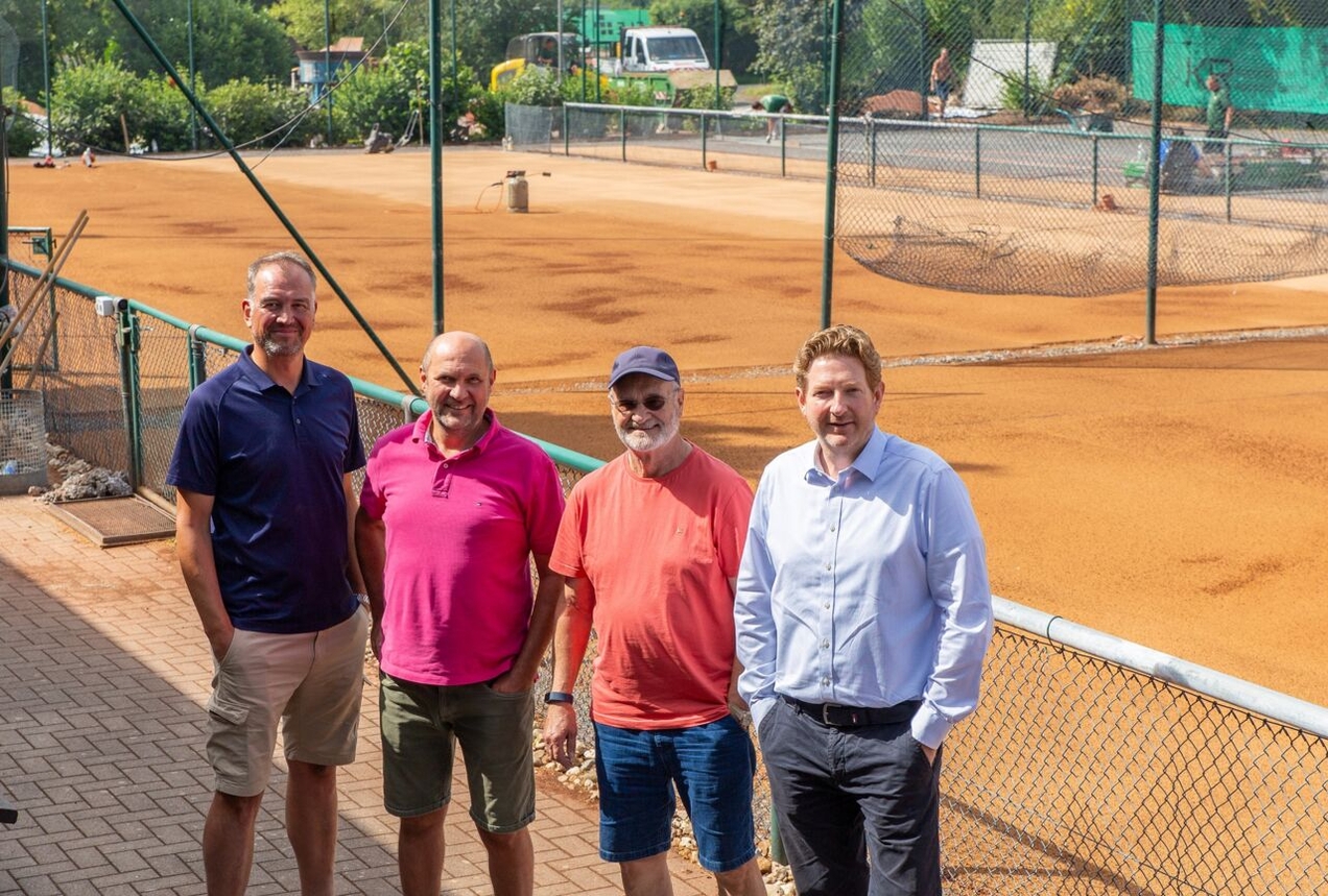 Die Vorstandsmitglieder (v.l.) Hendrik Schmücker, Oliver Sauerbach, Rudolf Holz und Pascal Endres sind gespannt auf die neuen Allwetterplätze.