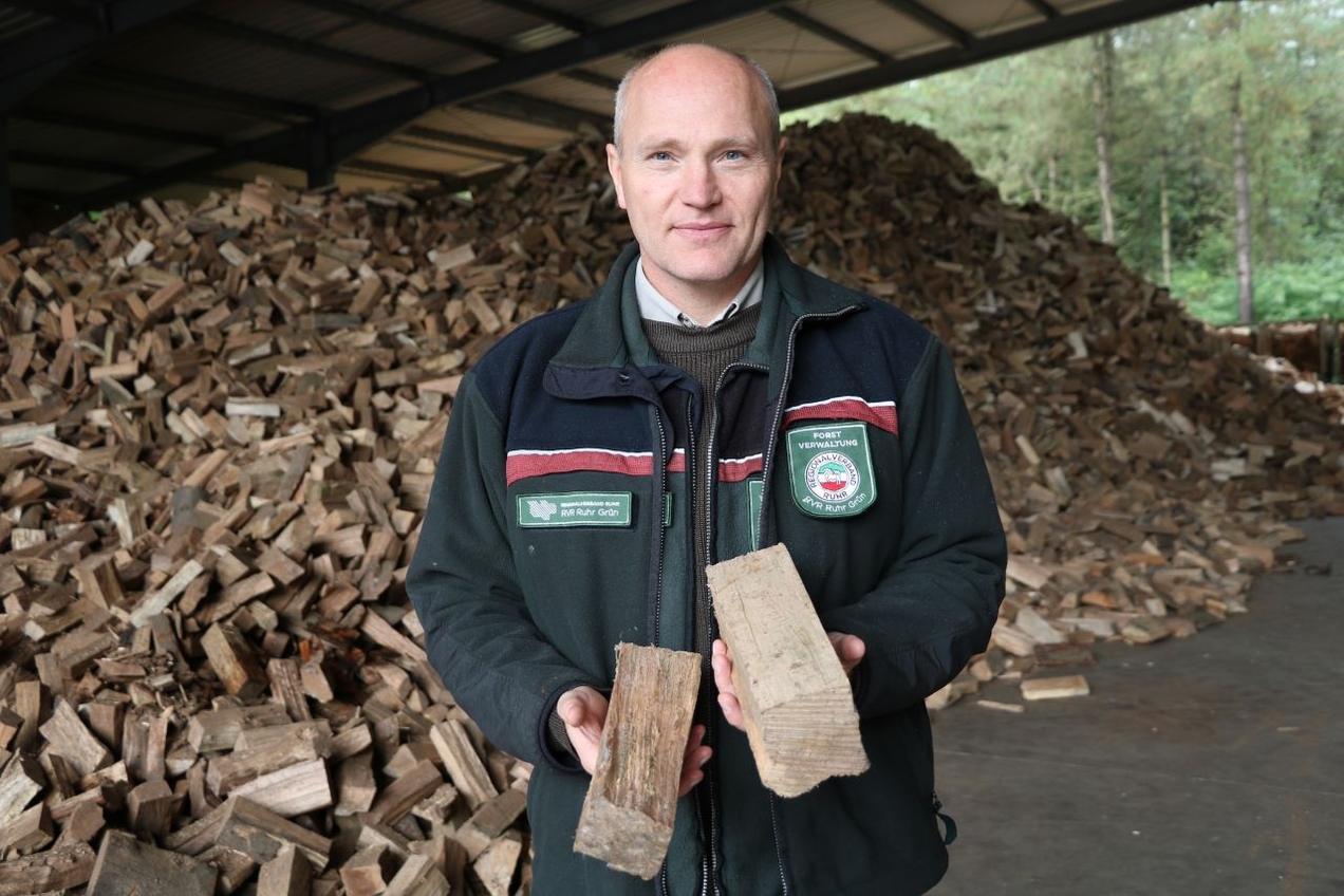 Werner Meemken, Förster beim RVR, vermutet in diesem Jahr ein frühes Ende der Holzkauf-Saison am Kirchhellener Heidhof.