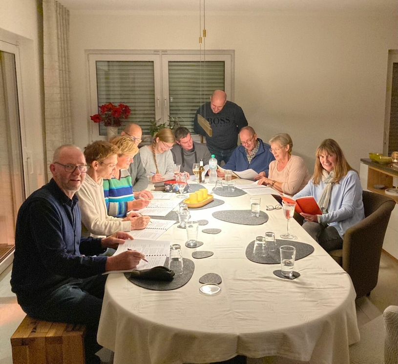 Die Laienspielschar der Kolpingsfamilie traf sich im November zur ersten Leseprobe. Im März 2024 treten sie nach mehrjähriger Pause wieder auf.