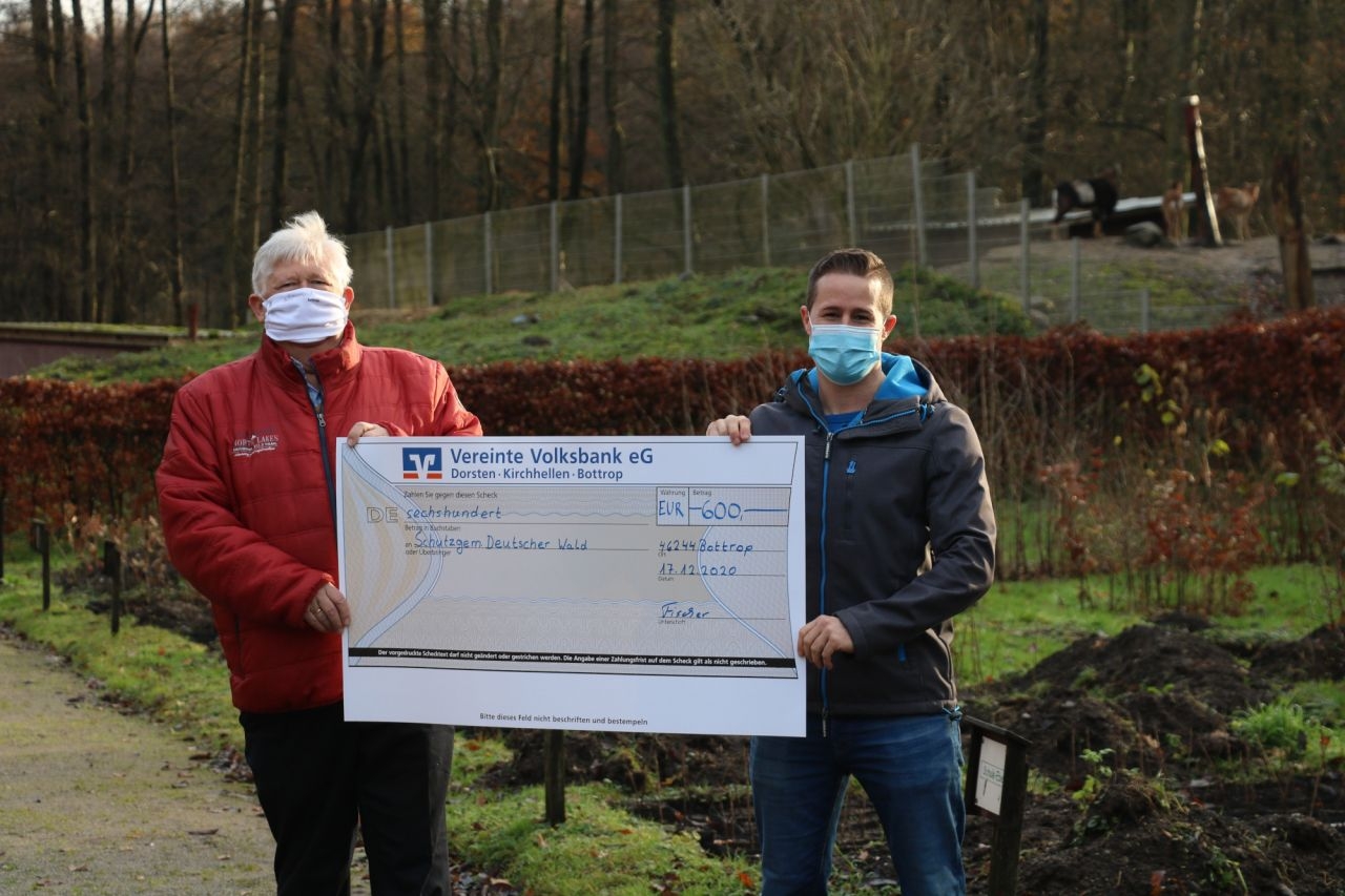 Björn Fischer, Inhaber des Grafenwälder Betriebs Fischer Marmor, liegt die naturnahe Arbeit des Waldpädagogischen Zentrums in Kirchhellen am Herzen. Deswegen spendet auch er für viele weitere naturbezogene Projekte in Bottrop-Kirchhellen.