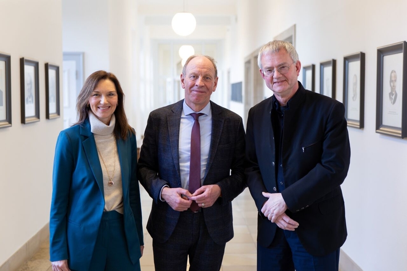 Oberbürgermeister Bernd Tischler (m.) bedankt sich bei Andreas Pläsken für seine gut Arbeit als Pressesprecher und stellt seine Nachfolgerin Jeanette Kuhn vor.