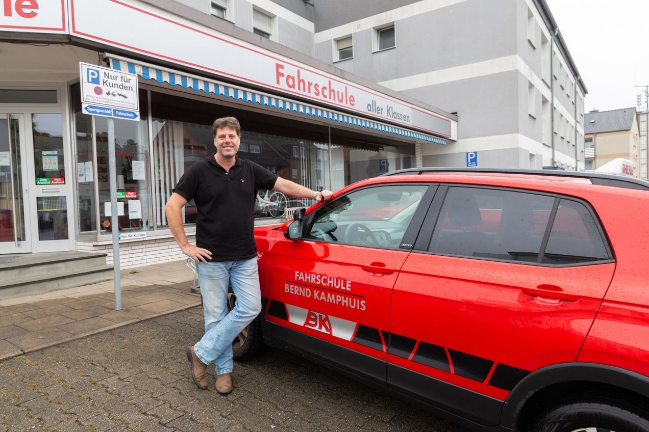 Bernd Kamphuis von der gleichnamigen Kirchhellener Fahrschule erklärt die Herausforderungen, denen sich Fahrschulen und deren Schüler aktuell stellen müssen.