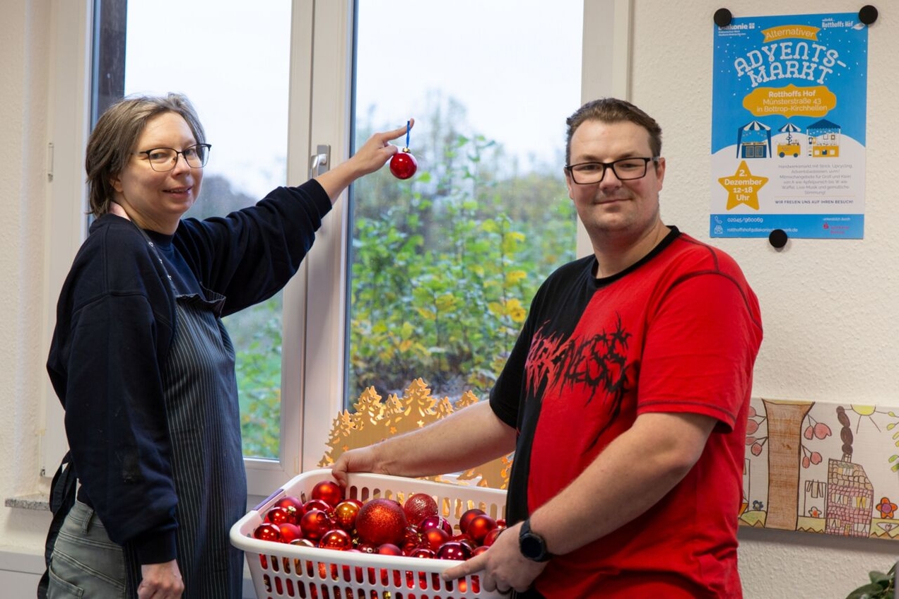 Alle Beschäftigten des Rotthoffs Hofes bereiten gemeinsam den Adventsmarkt vor, so wie Kathrin Schulz und Patrick Gerwin.