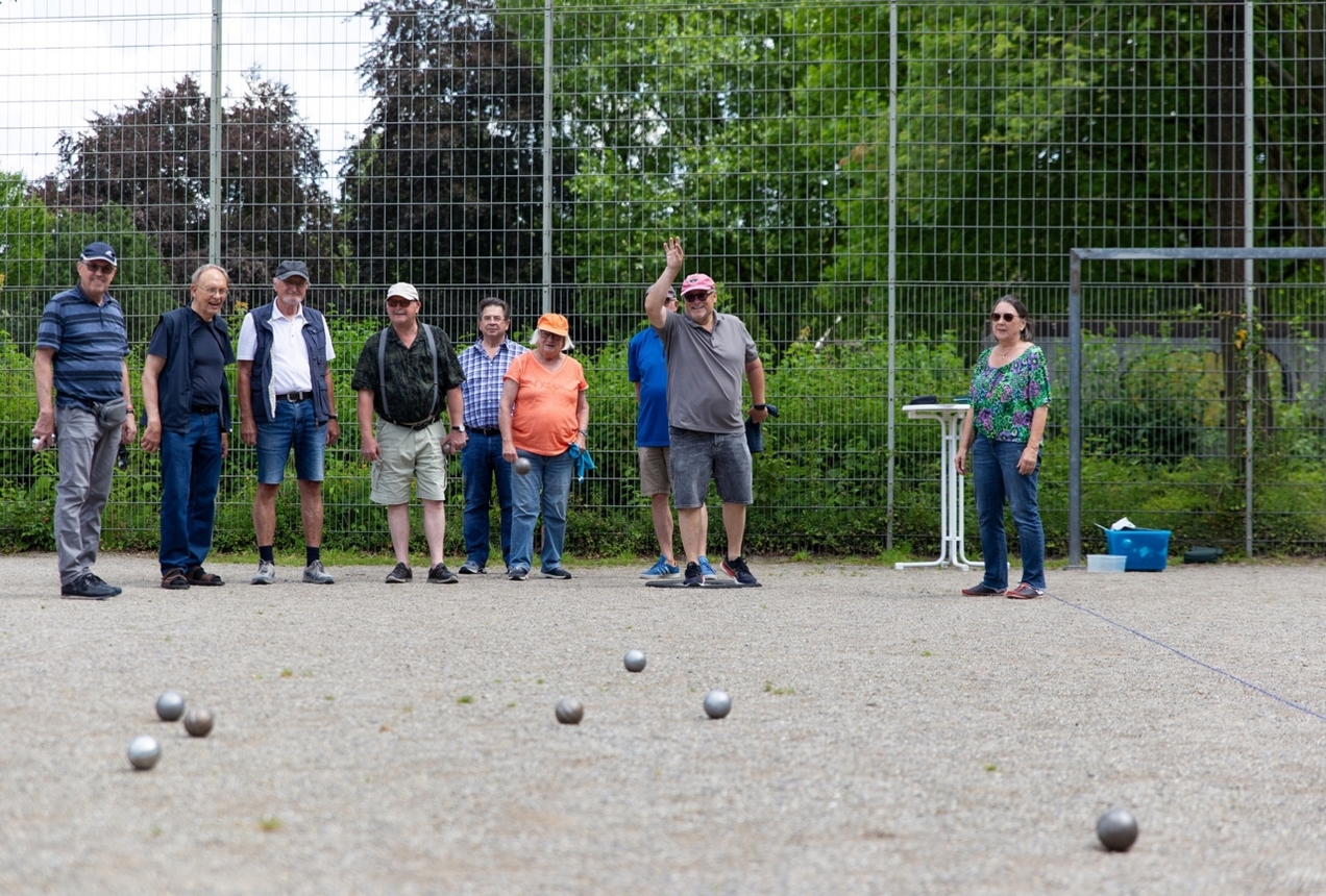 Schon zum ersten Bouletreff in Grafenwald kamen zahlreiche motivierte Spielerinnen und Spieler. Einige von ihnen aus Kirchhellen und Bottrop.