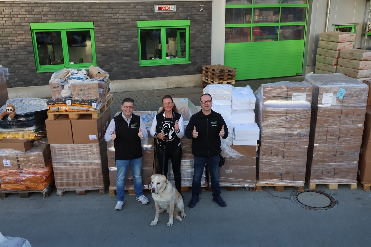 Heiner Schenke (l.) und Steven Markus (r.) vom Raiffeisen-Markt Kirchhellen übergeben die Futterspende an Tierschützerin Christiane Herrschaft.