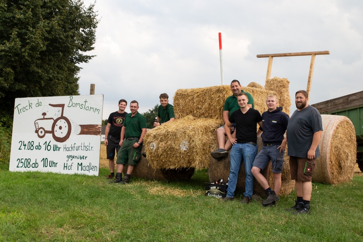 Das Trecker-Treck-Team hat wieder traditionell einen Stroh-Trecker aufgestellt, der an der Kreuzung Alleestraße/Kirchhellener Ring auf die Veranstaltung aufmerksam macht.