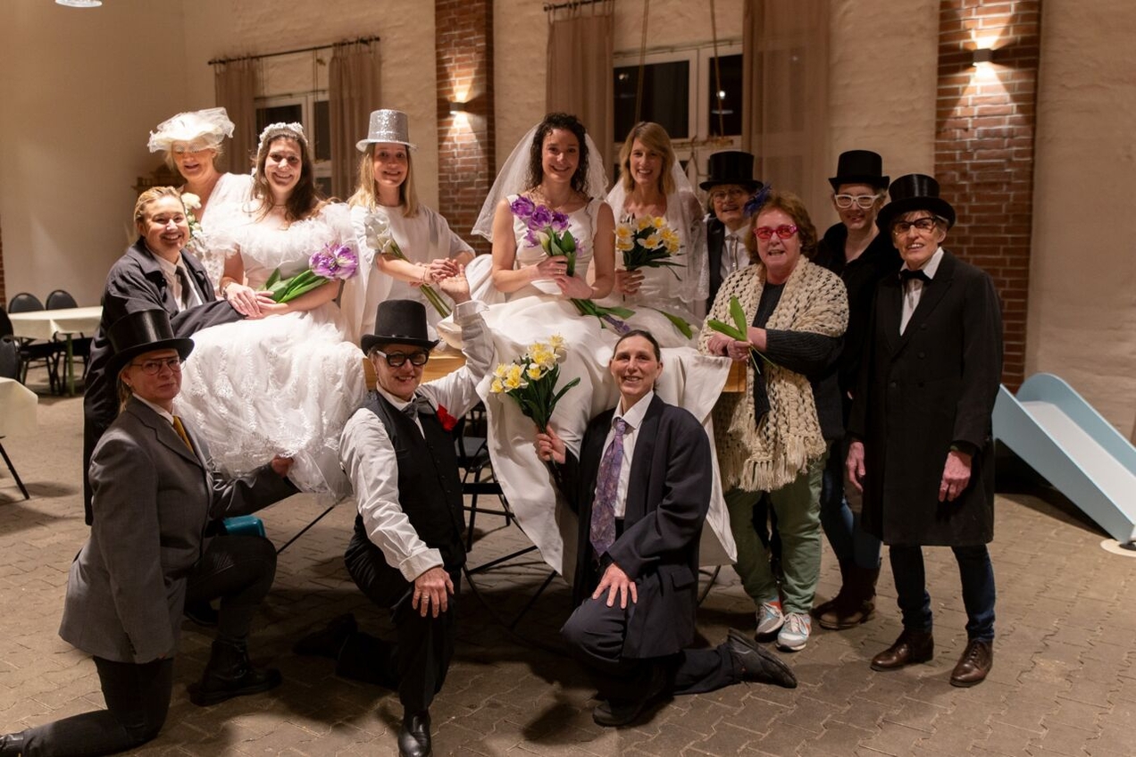 Die kfd-Theatergruppe präsentiert sich im Hochzeitsstil bei den Proben für die Karnevals-Auftritte.