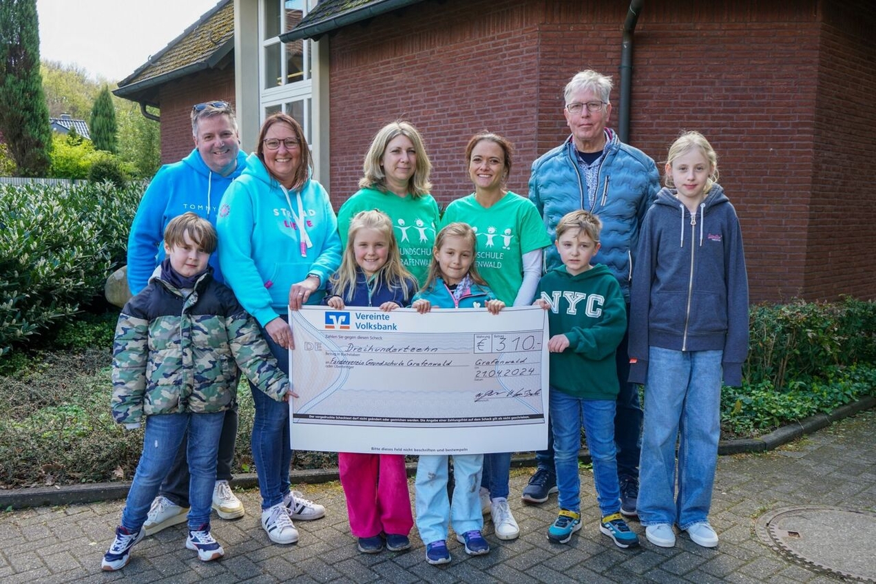 Bei der Spendenübergabe durch Vertreter des Schützenvereins Grafenwald freute sich der Förderverein der Grundschule über 310 Euro.