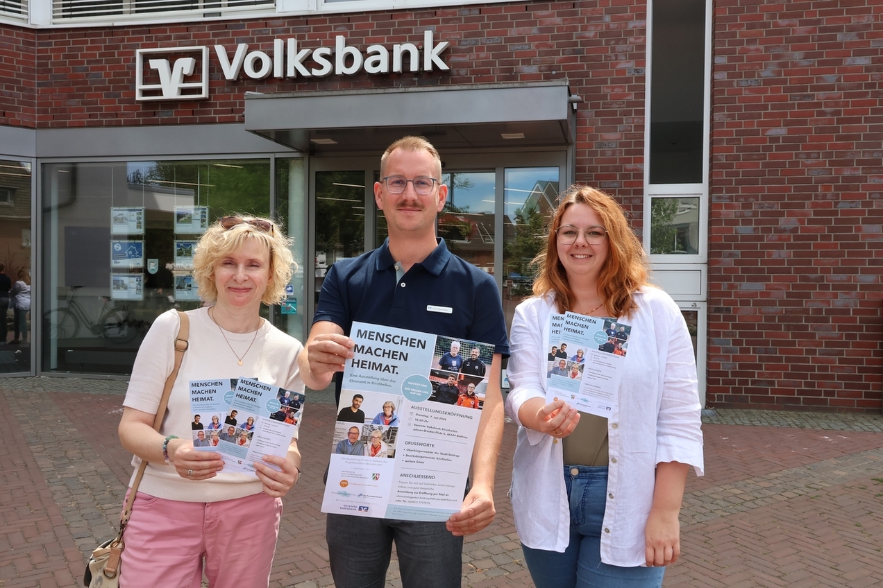 Sandra Urban (Ehrenamtagentur), Alexander Lettau (Vereinte Volksbank) und die Journalistin Valerie Misz freuen sich auf zahlreiche Besucher bei der Ausstellung.
