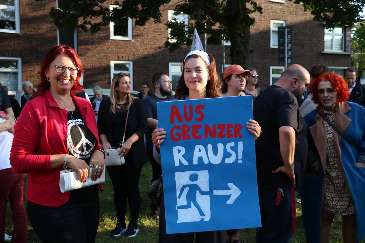 Rund 450 Bürgerinnen und Bürger Bottrops protestierten Mittwochabend gegen die AfD.