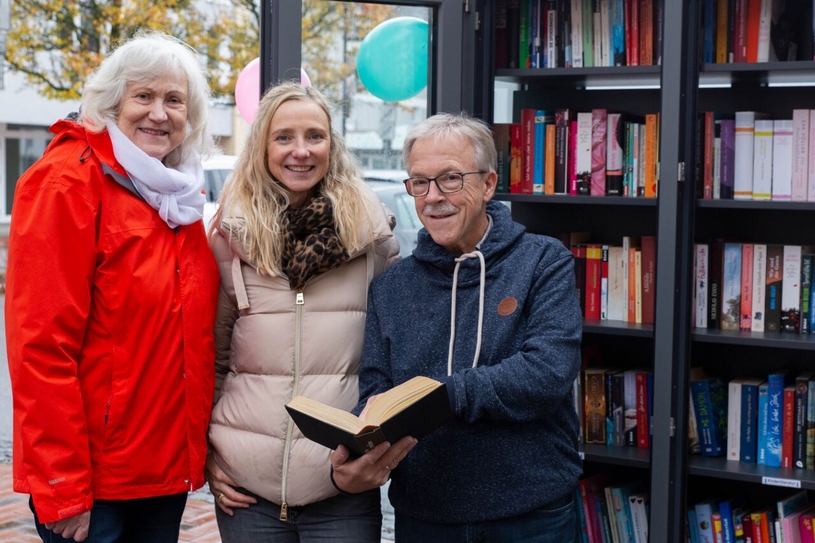 Hedwig Brockmann, Claudia Behrendt und Dieter Pommerenke sorgen dafür, dass der Bücherschrank sauber bleibt und nicht überquillt.