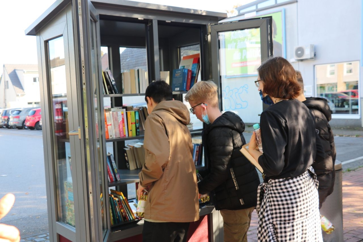 Kirchhellener Bücherschrank-Ecke wird zur „Begegnungs-Ecke“
