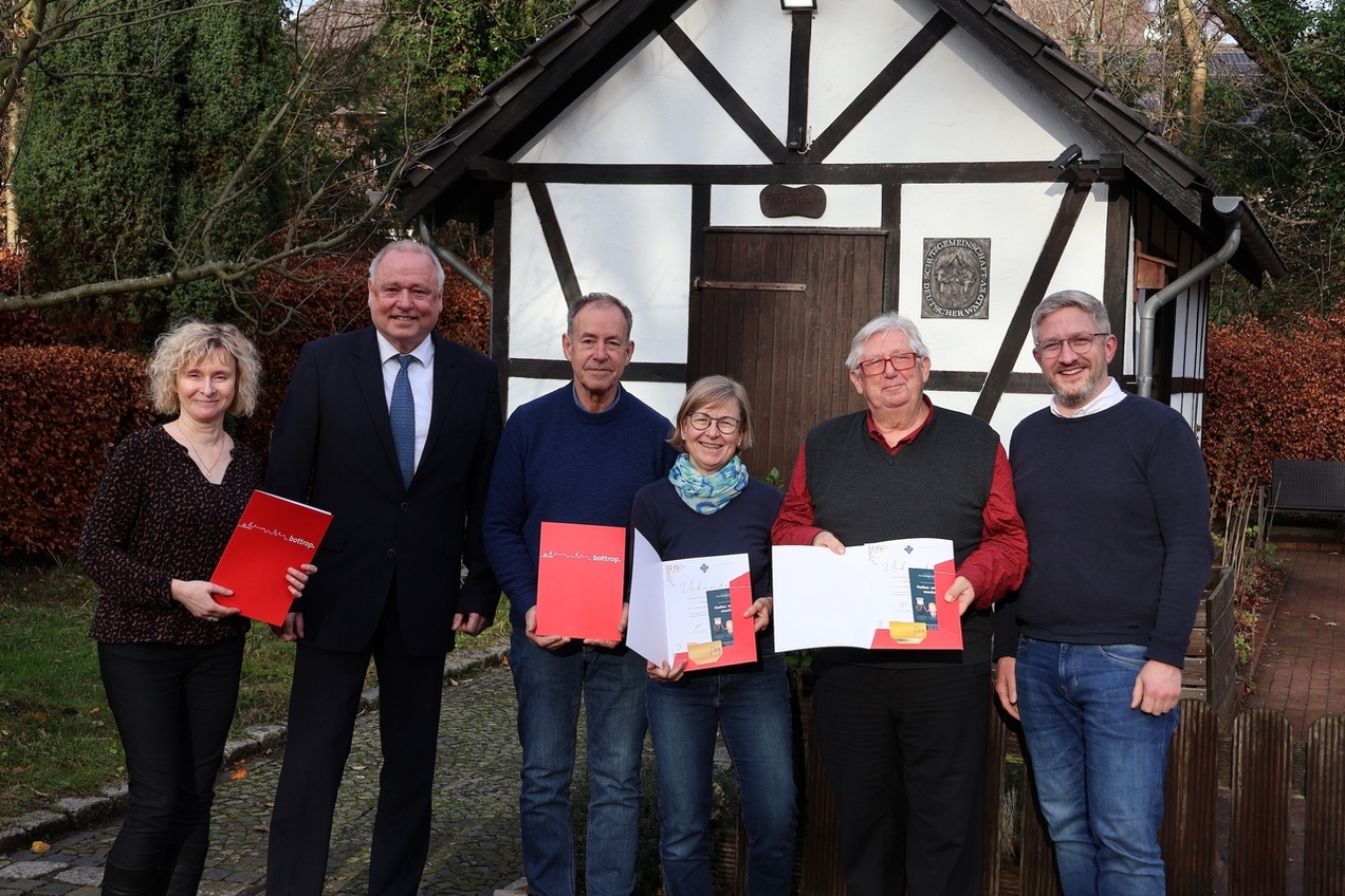 Sandra Urban von der Ehrenamtsagentur (l.) hat vier Ehrenamtskarten an Klaus Michels, Maria Scheiker, Peter Pawliczek und Johannes Hetkämper (nicht auf dem Bild) verliehen.