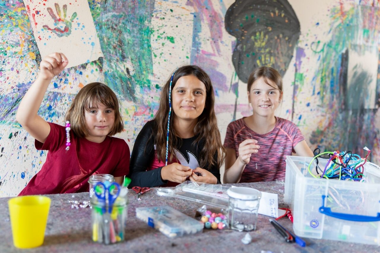 Sophia (l.) und ihre Freundinnen basteln Freundschaftsarmbänder. Manchmal tun es eben auch die simplen Dinge.