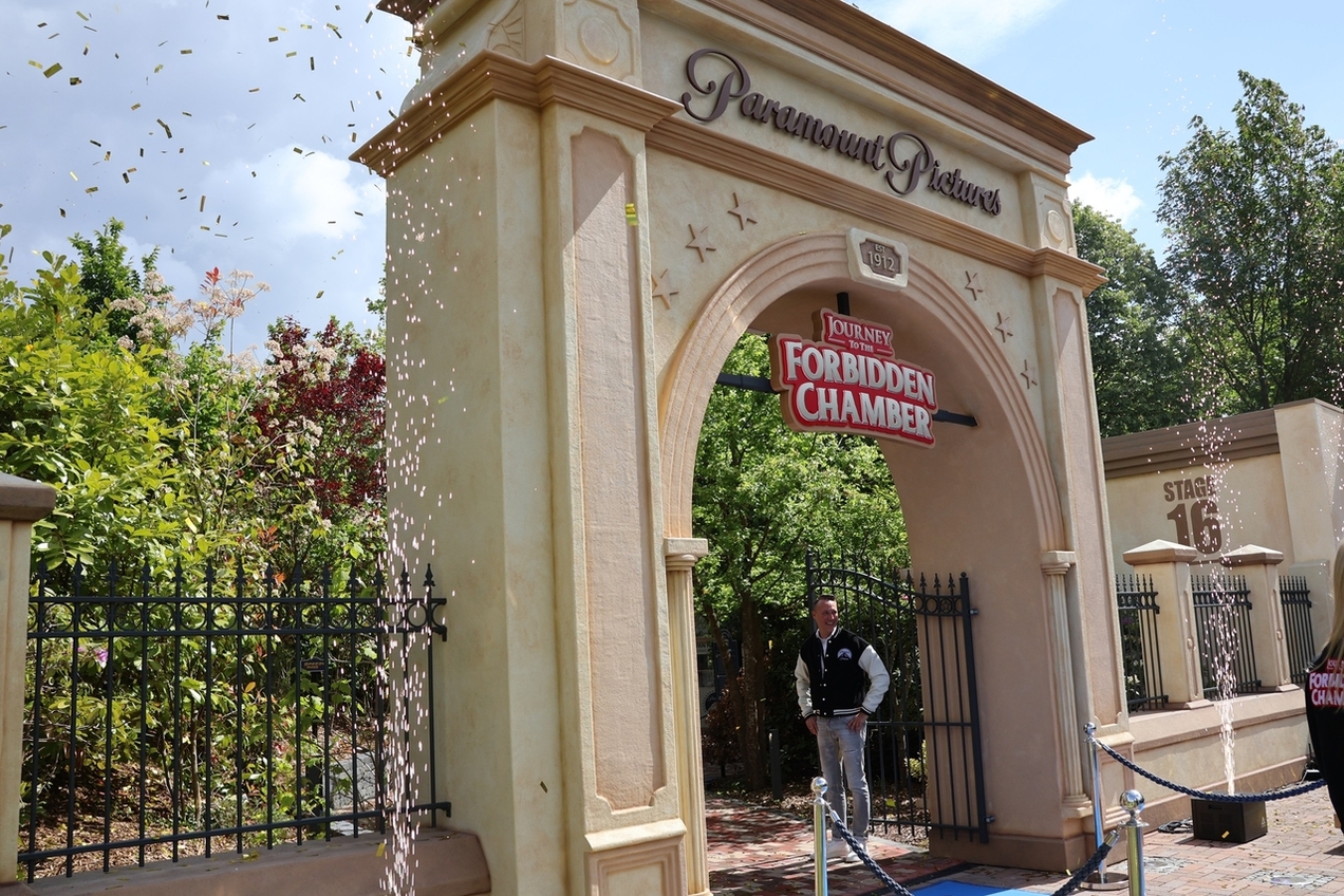 „Journey to the Forbidden Chamber“ ist direkt im Eingangsbereich des Movie Parks zu finden.