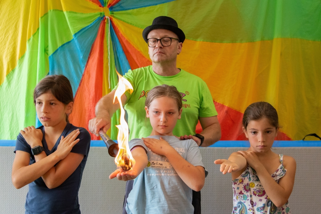 Junge Fakire lernen, keine Angst vor den Flammen zu haben. Dazu gehören auch Mut und Vertrauen.