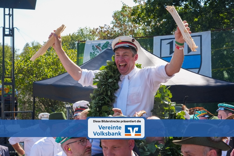 Der neue Schützenkönig Jens Allekotte jubelt.