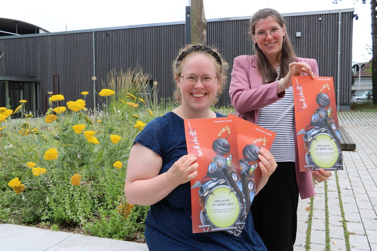 Delia Luscher und Lisa Lambertz von der Kulturwerkstatt sind federführend für die Programmplanung verantwortlich und präsentieren die Angebote für das zweite Halbjahr 2023.