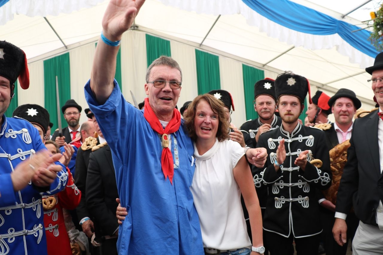 Ecki Schnieder und Beate Möhlen, das amtierende Brezelkönigspaar, bedauert des Festausfall durch die Corona-Pandemie 2021