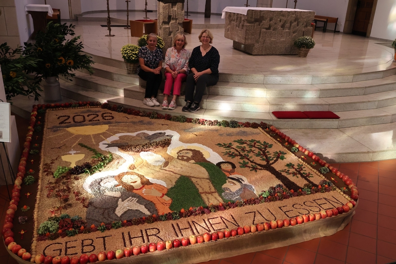 (v.l.) Elisabeth Jünger, Renate Schönsee und Bärbel Nothelle haben mit zahlreicher Unterstützung das neueste Motiv des Früchteteppichs gelegt.