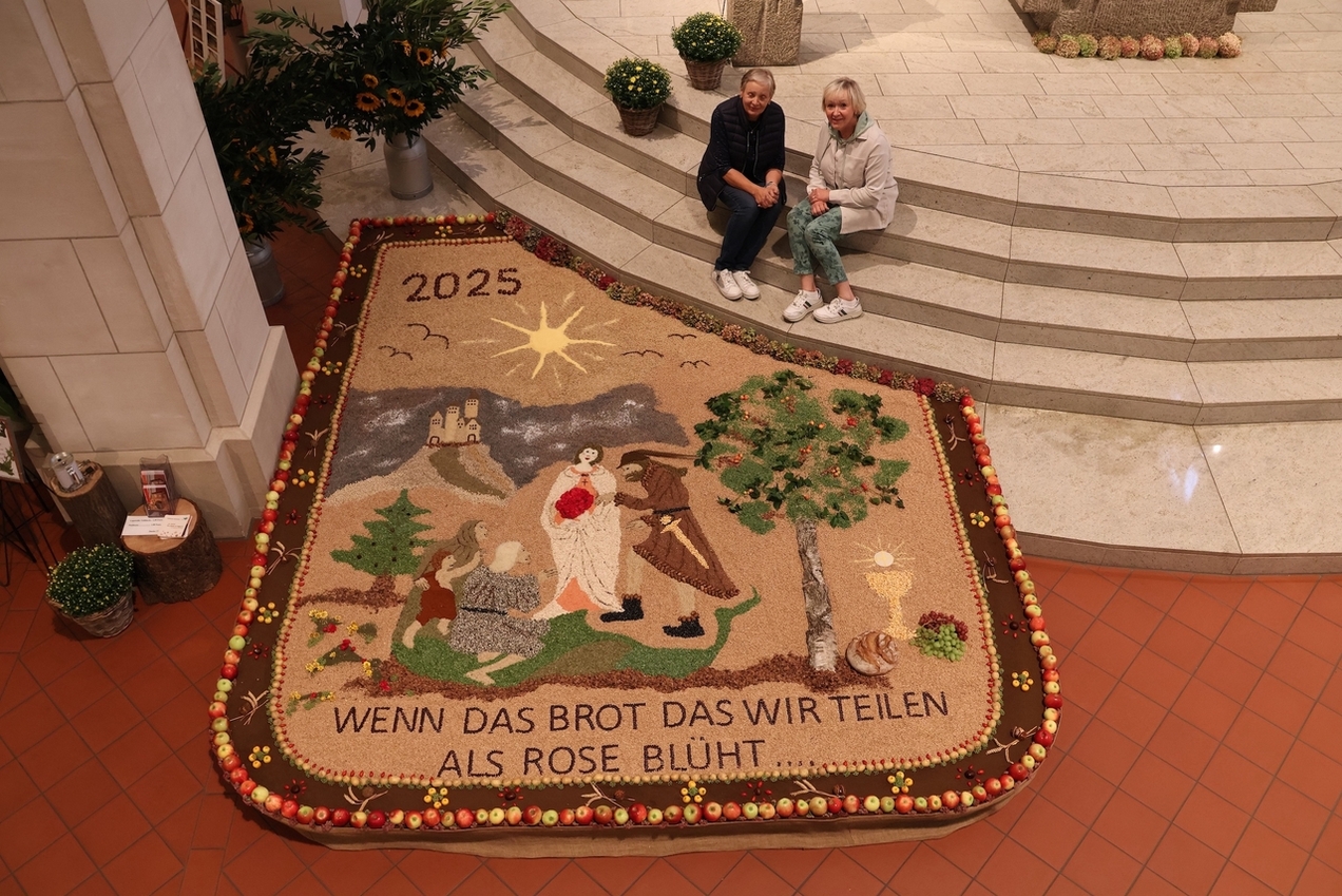 Elisabeth Jünger (l.) und Renate Schönsee haben mit zahlreicher Unterstützung das neueste Motiv des Früchteteppichs gelegt.