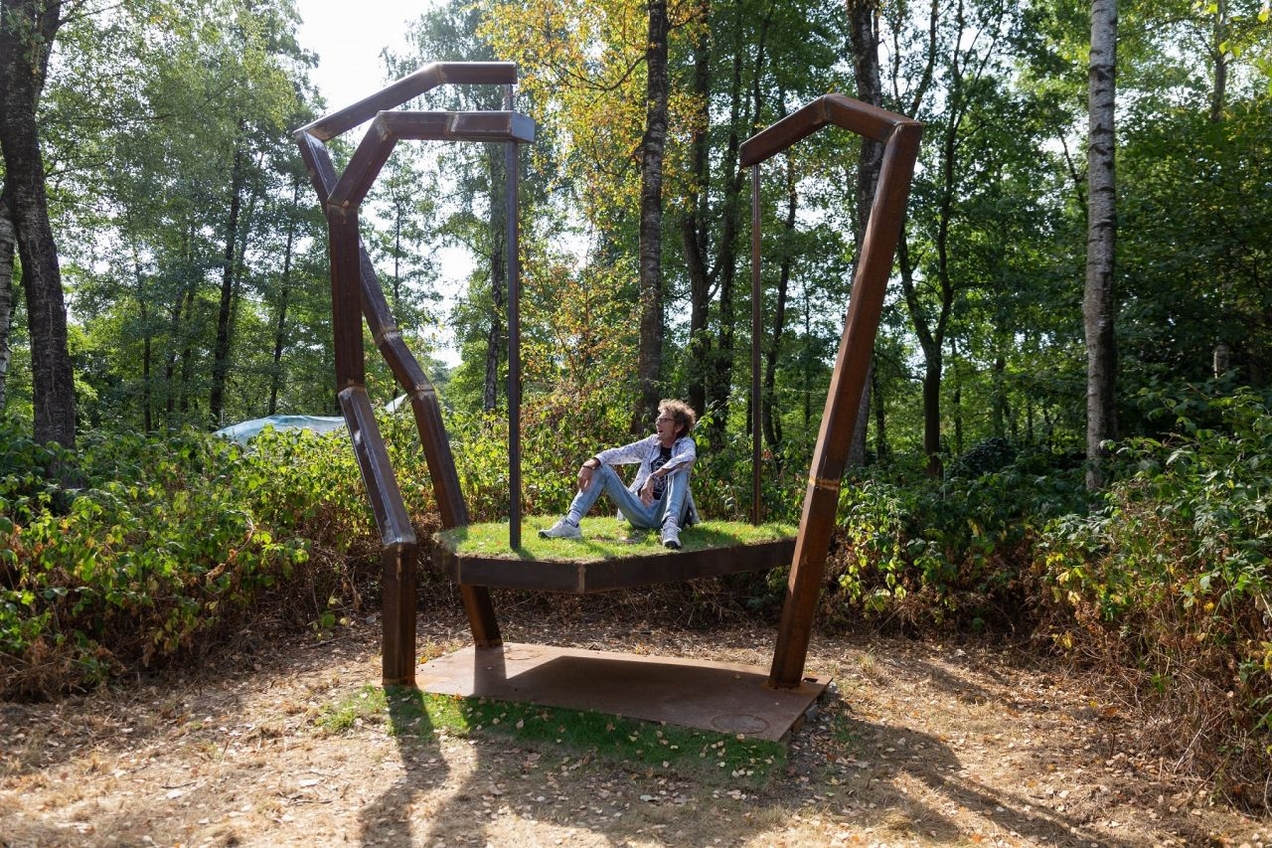 Auf Hofmanns Skulptur „Schwebender Garten“ sitzt es sich bequem. Der Kirchhellener Künstler macht vor, wie es geht.