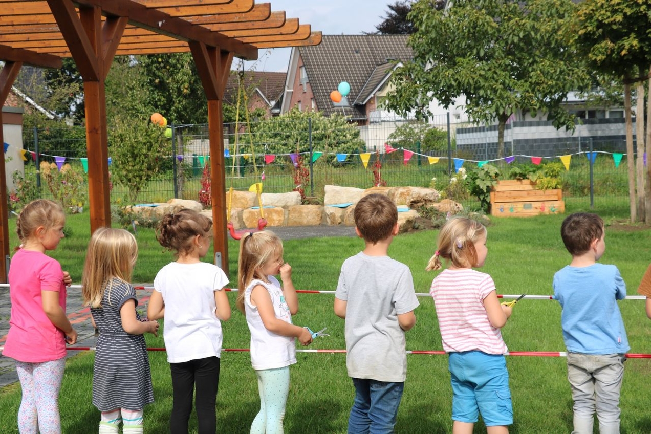 Die Kinder selbst durften das Absperrband am Grünen Klassenzimmer durschschneiden. Zuvor wurde die Sicherheit des Ganzen durch den Fachbereich Umwelt und Grün geprüft.